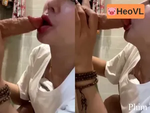 Vào nhà tắm thẩm du bú cậu bé giả