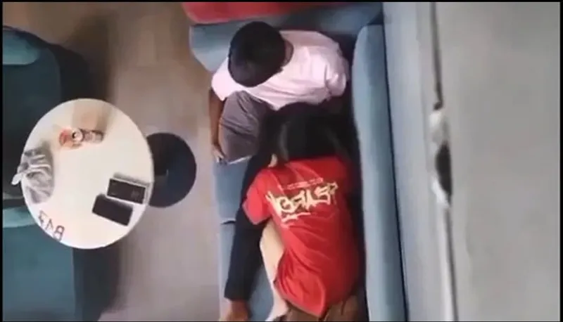 Quay lén người tình liếm mút cho em người yêu nơi công cộng