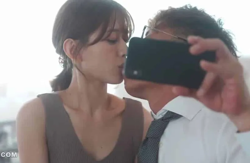 Thấy bà xã hơi lạ, ông xã xem điện thoại người vợ và thấy cảnh quan hệ với cấp trên của mình