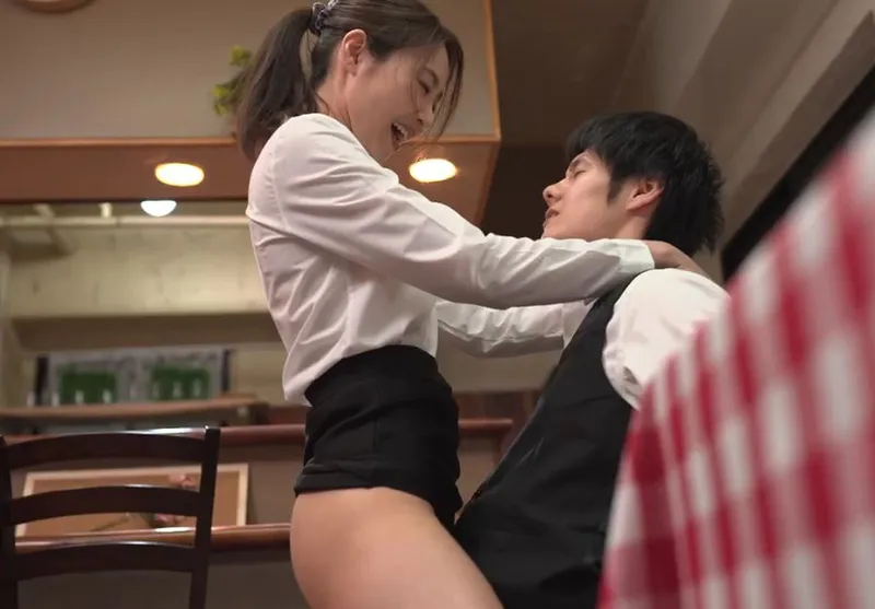 Cậu trai trẻ quan hệ đồng nghiệp nữ làm chung công ty có chồng yêu nhưng anh xã “yếu”