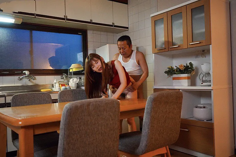 Con gái bị người chồng mới của má xoạc mỗi ngày, cho dù đã có người yêu